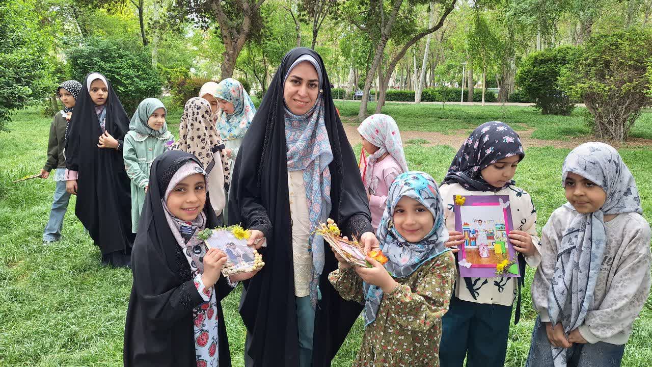 ادبستان غیر دولتی دخترانه بندگی ادبستان غیر دولتی دخترانه بندگی